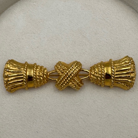 IVANA Jewelry - Vintage IVANA Trump Gold Tone Double Tassel Knot Brooch Signed Rare Pin